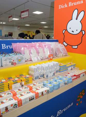 キャラクターを全面に押し出した商品＝２３日、鹿児島市の山形屋
