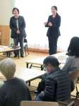 議会について語る南さつま市議の（右から）神浦由美子さんと平神純子さん＝同市の田布施地区公民館