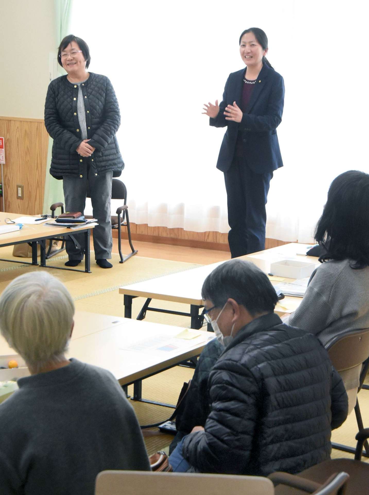 議会について語る南さつま市議の（右から）神浦由美子さんと平神純子さん＝同市の田布施地区公民館