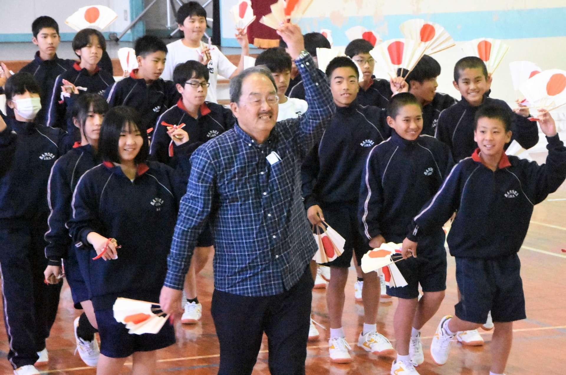 道楽踊りを体験する生徒＝南さつま市の万世中学校