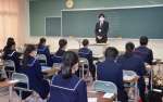 試験開始を待つ受験生たち＝２４日午前、鹿児島市の鹿児島純心女子高