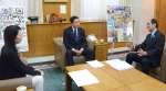 塩田康一知事（中央）と懇談する県観光立県推進会議の委員ら＝２４日、県庁