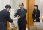 次期観光振興基本方針案を塩田康一知事（左）に答申する県観光立県推進会議の委員ら＝２４日、県庁