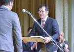 功労者として表彰を受ける上室和久さん＝２４日、鹿児島市の城山ホテル鹿児島