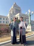 大島紬で登院した宮路拓馬氏（右）と三反園訓氏＝２４日、国会