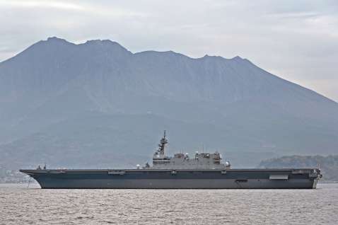 桜島を背に停泊する海上自衛隊の護衛艦「かが」＝２４日午前、鹿児島市祇園之洲町