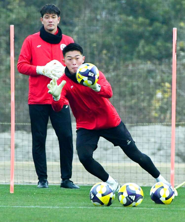シュートストップに自信を見せるＧＫ山内＝いぶすきフットボールパーク