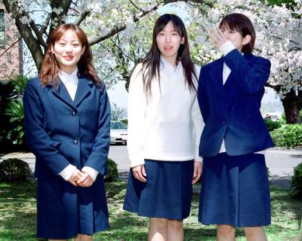 〈関連〉鹿児島純心女子短大の“マドンナブルー”の制服（２０００年の紙面から）