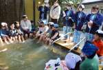 足湯体験をする真幸小学校児童ら＝えびの市の京町観光ホテル