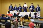 クイズ形式で真幸小学校児童にえびの市の温泉のすごさを伝授する「みなほ会」の女将たち＝同市の京町観光ホテル