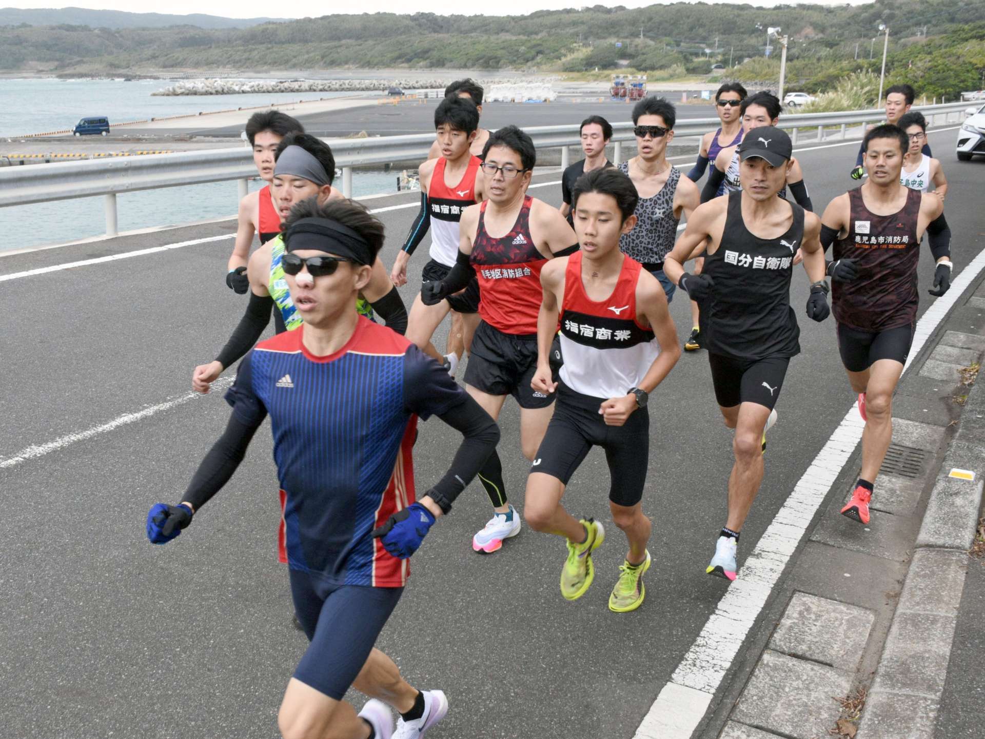 海沿いのコースを快走する選手たち＝２５日、西之表市現和