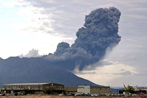 爆発し噴煙を上げる桜島。大量降灰への備えは急務だ＝２０２４年１２月２７日、鹿児島市宇宿２丁目