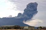 爆発し噴煙を上げる桜島。大量降灰への備えは急務だ＝２０２４年１２月２７日、鹿児島市宇宿２丁目