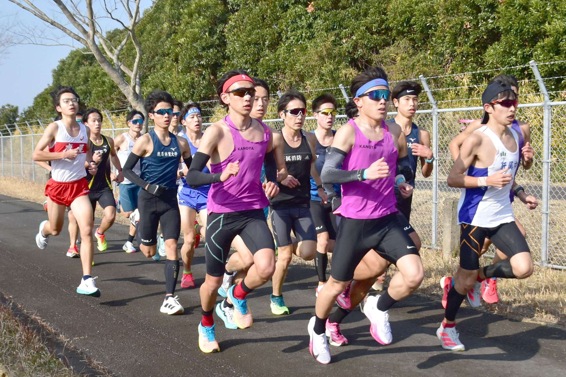 選考会で競り合う選手＝２５日、鹿屋市野里町