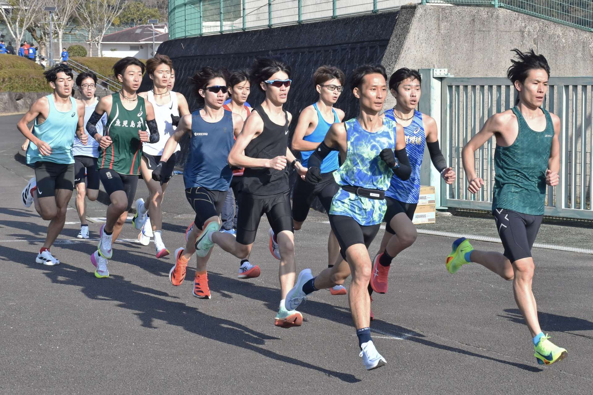 ８キロのペース走で懸命な走りを見せる川薩チームの選手たち＝薩摩川内市総合運動公園