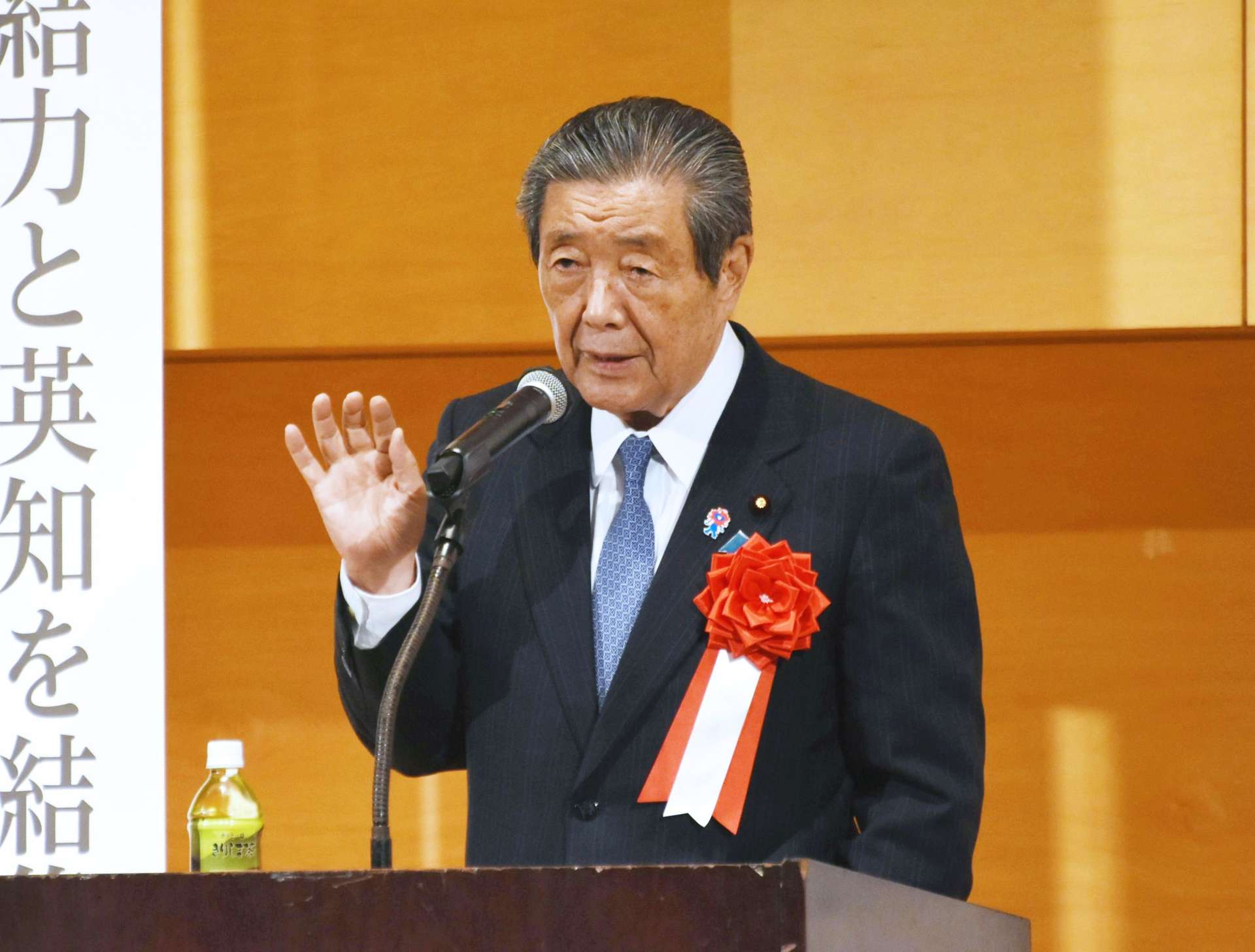 肉用牛を巡る社会情勢を語る森山裕自民党幹事長＝２５日、霧島市の国分ハウジングシビックホール