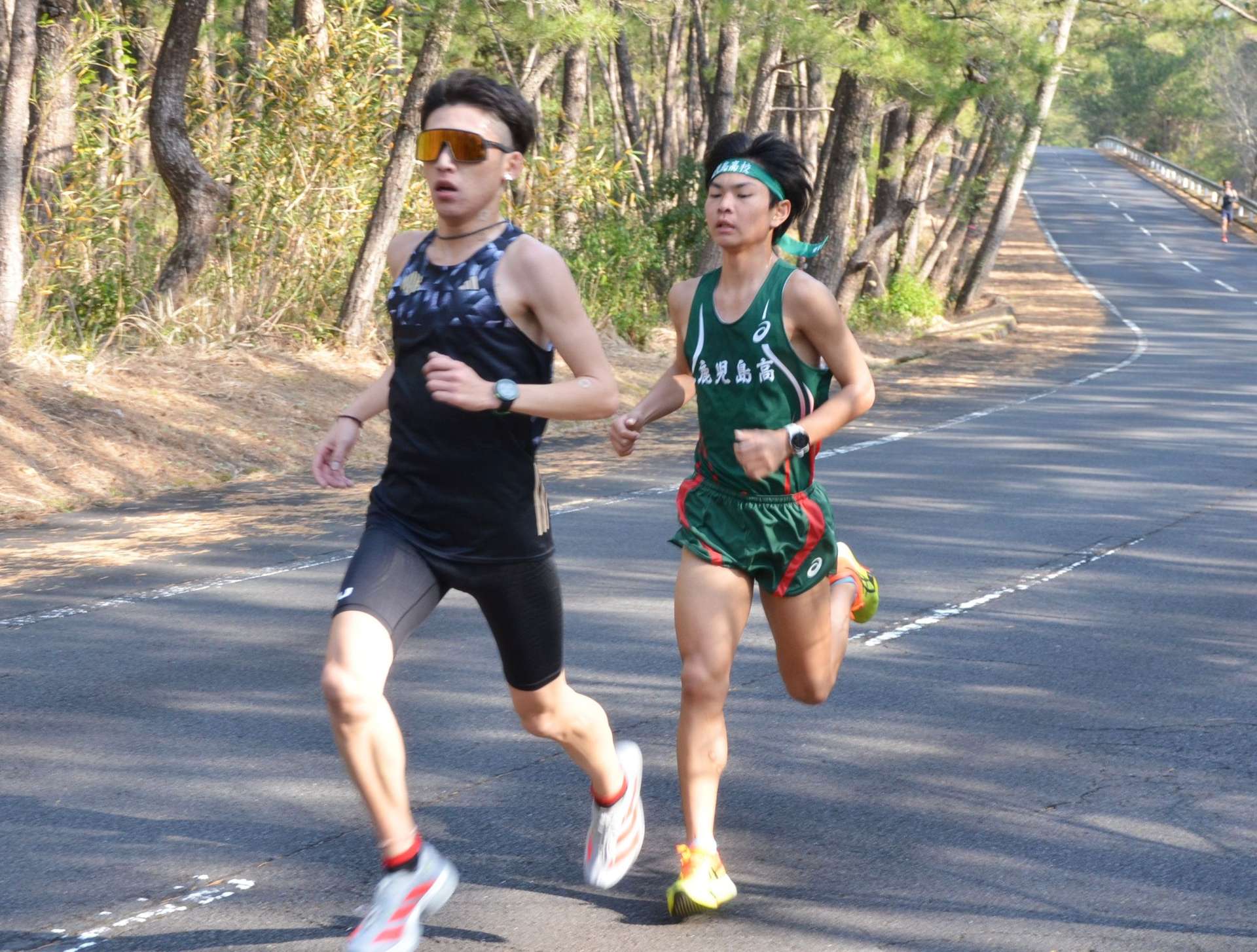 追いつ追われつの展開を見せる日置チームの選考レース＝２５日、日置市吹上