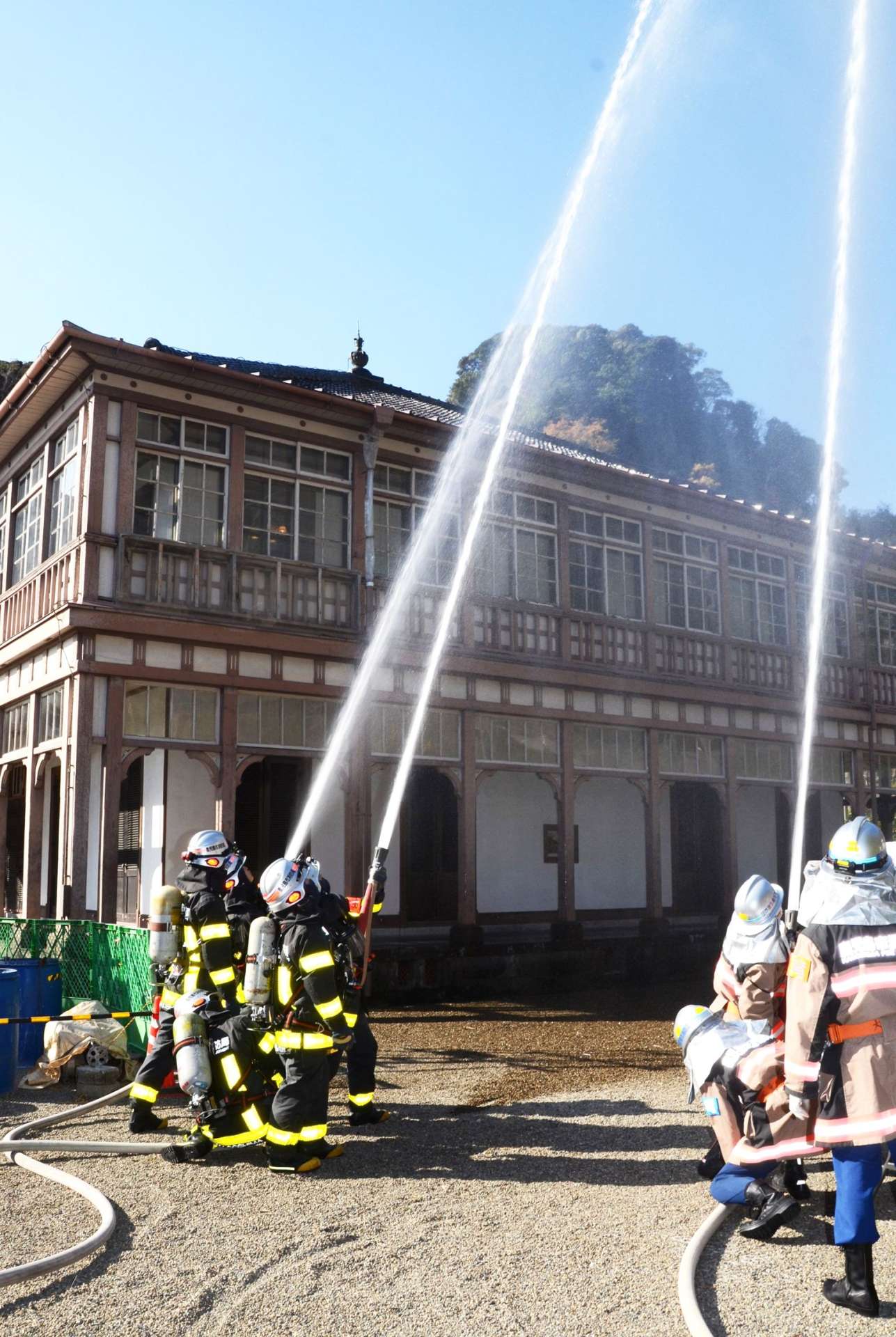 文化財防火デーに合わせた訓練で異人館に放水する消防隊員ら＝２６日、鹿児島市吉野町