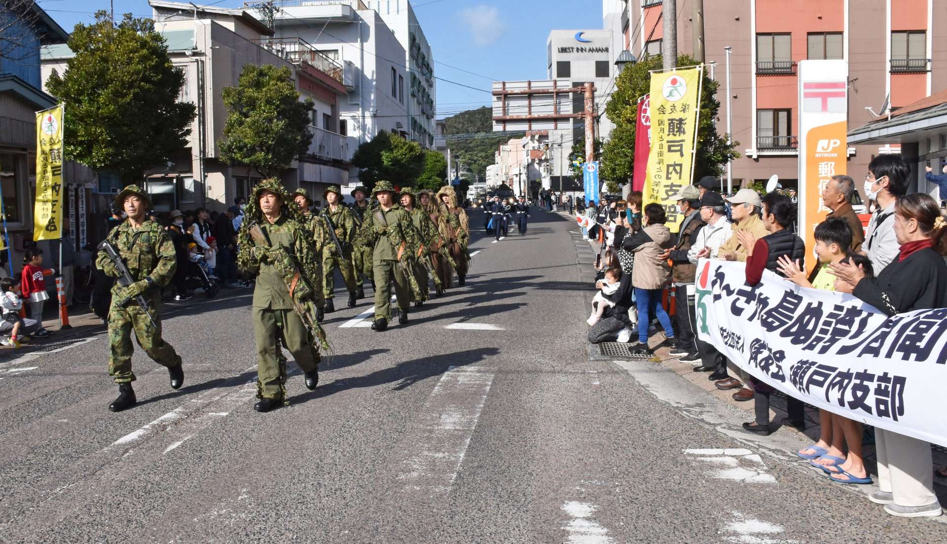 〈関連〉パレードする陸上自衛官＝２６日、瀬戸内町古仁屋