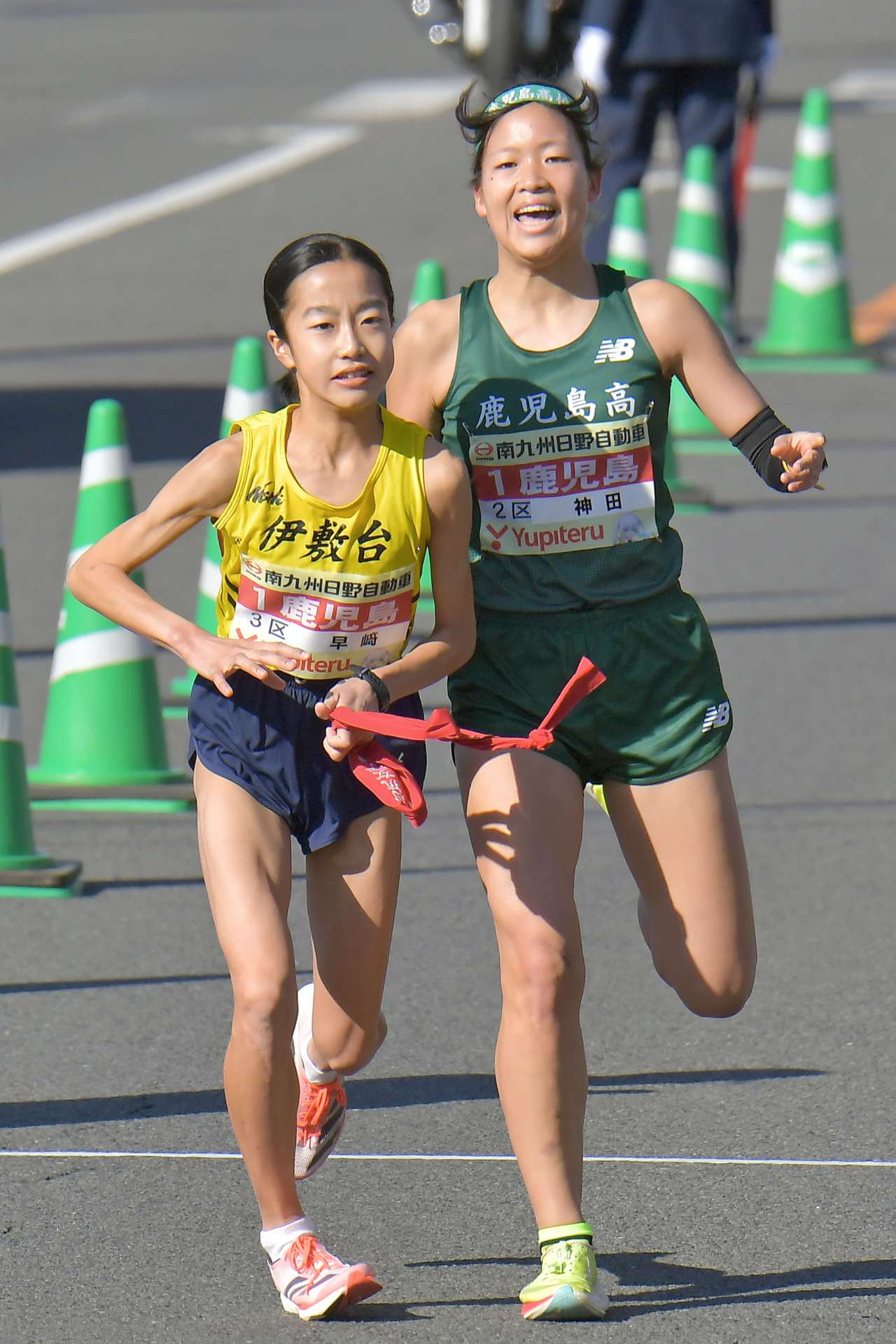第２中継所、鹿児島の神田（右）から早崎にたすきリレー＝霧島市