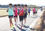 １０キロロードに臨む選手ら＝２６日、伊佐市大口鳥巣
