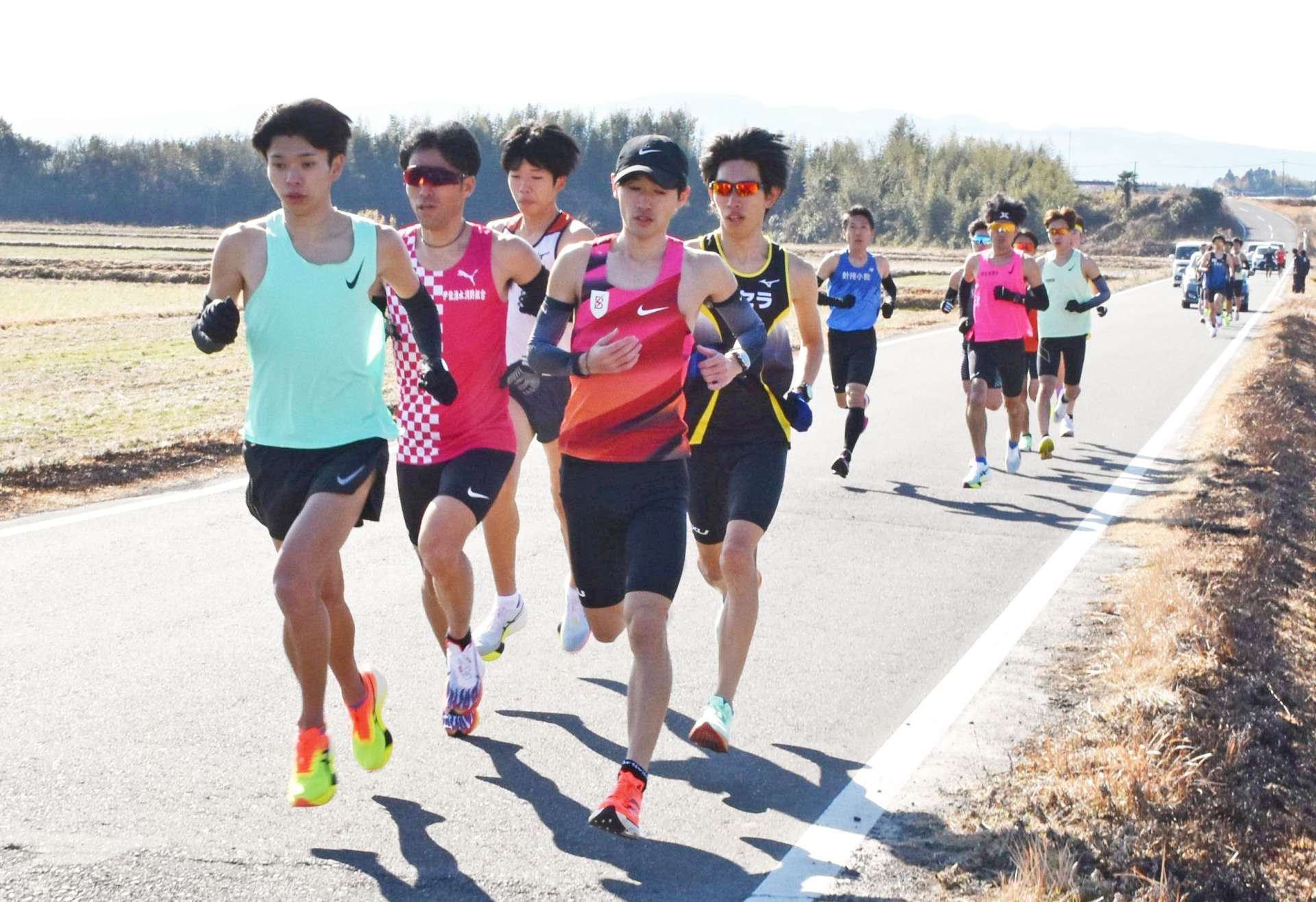 １０キロロードに臨む選手ら＝２６日、伊佐市大口鳥巣