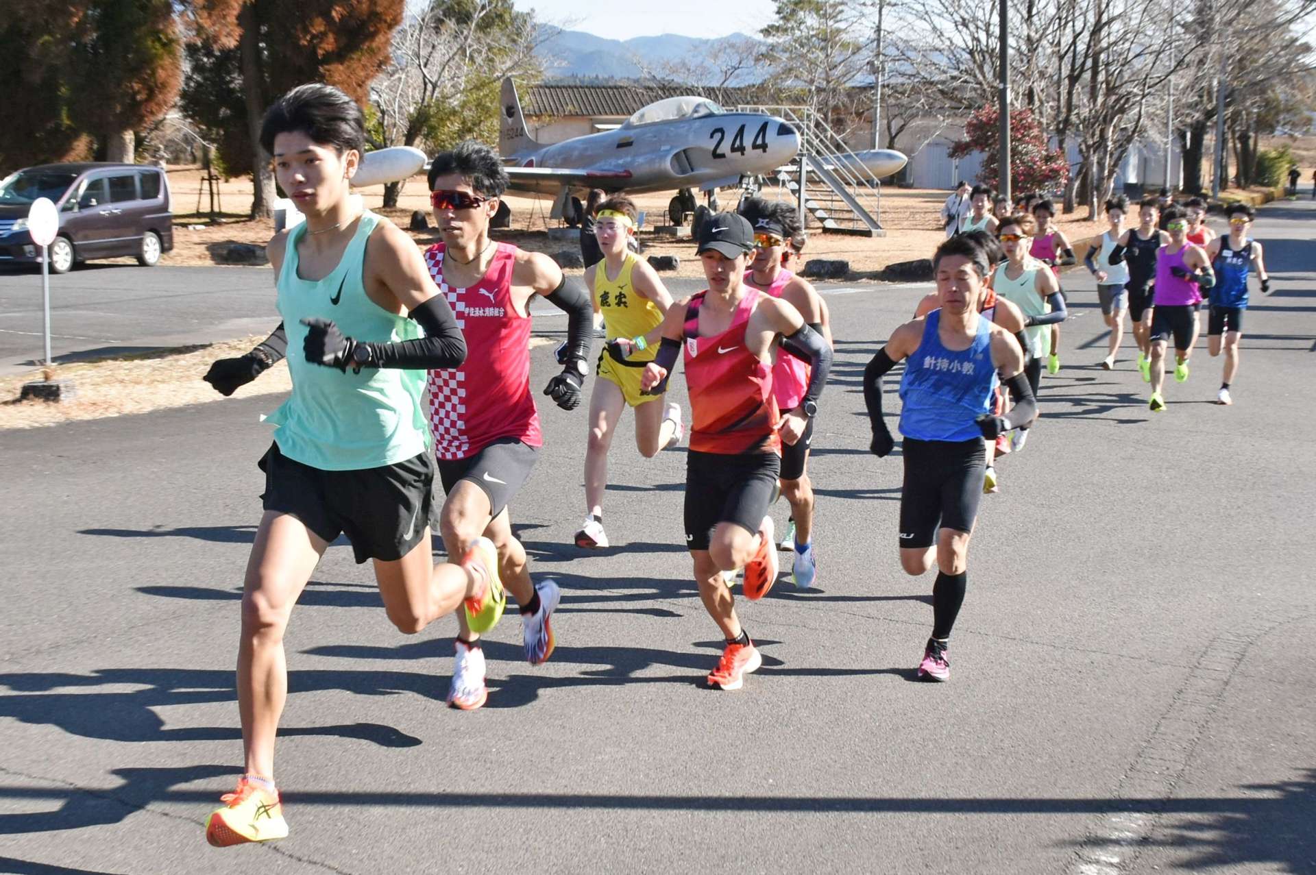 １０キロロードに臨む選手ら＝２６日、伊佐市大口鳥巣