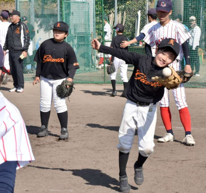 捕球練習に励む国分北ジャイアンツの子どもたち＝霧島市の隼人工業高校グラウンド
