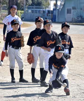 〈関連〉ノックを受ける国分北ジャイアンツの子どもたち＝霧島市の隼人工業高校グラウンド