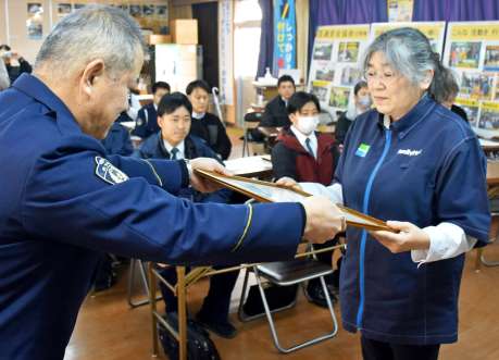 是枝進署長から感謝状を受ける田中恵美さん＝曽於警察署