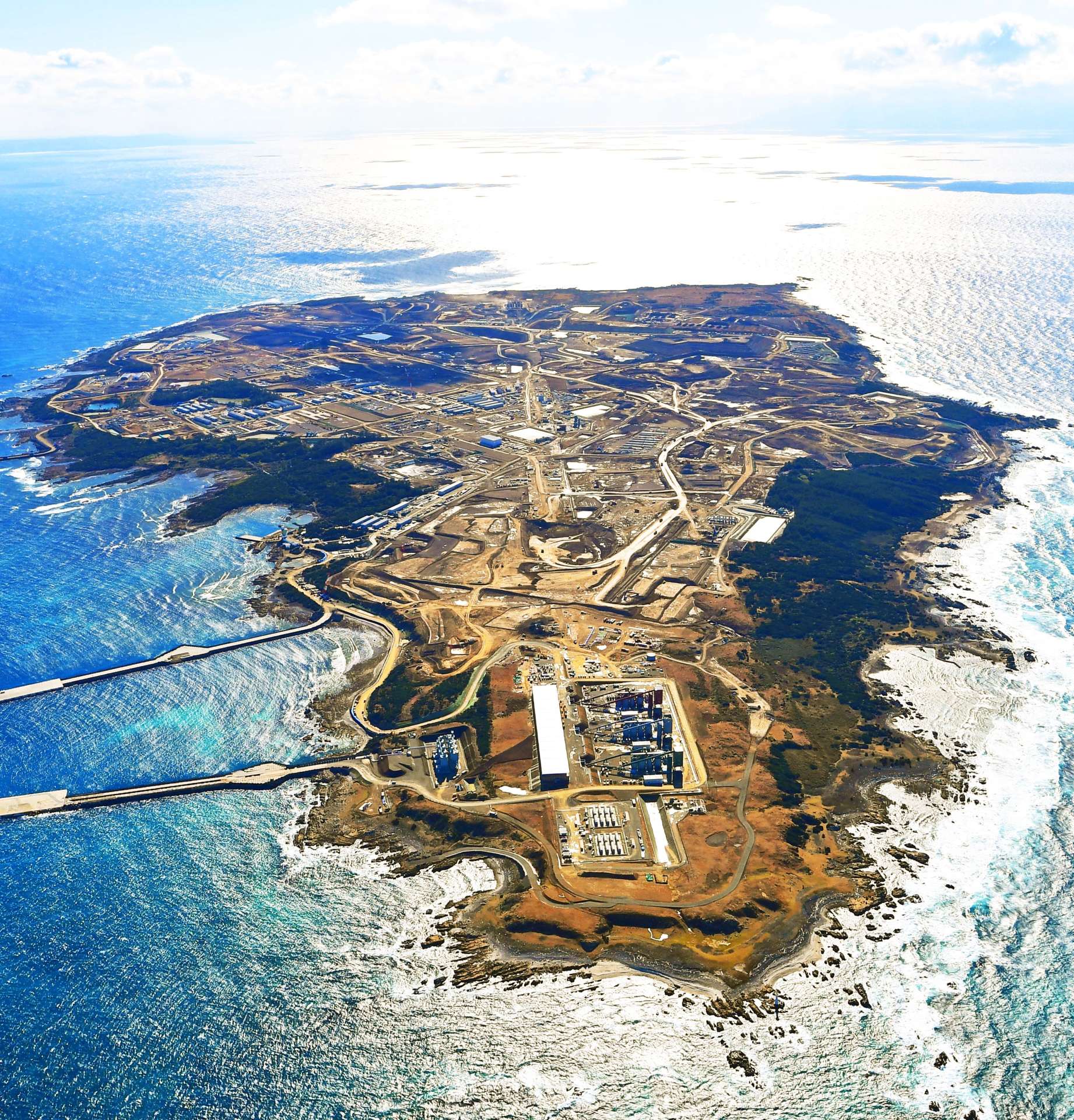 自衛隊基地の整備が進む馬毛島＝１０日、西之表市の馬毛島上空（本社チャーター機から撮影）