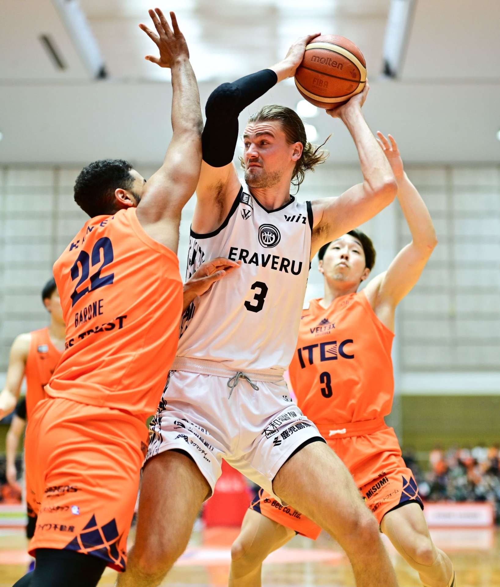 第３クオーター、ゴール前で競り合うレブナイズのハームス（３）＝静岡市中央体育館（Ｂリーグ提供）