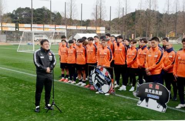 歓迎式であいさつするＪ１清水エスパルスの秋葉忠宏監督＝２３日、鹿児島市中山町の鹿児島ふれあいスポーツランド
