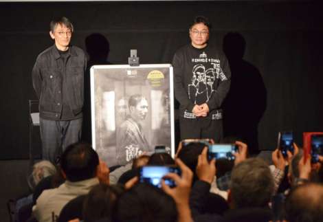 フォトセッションに臨む吉田大八監督（左）と俳優・松尾諭さん＝２６日、鹿児島市の鹿児島ミッテ１０
