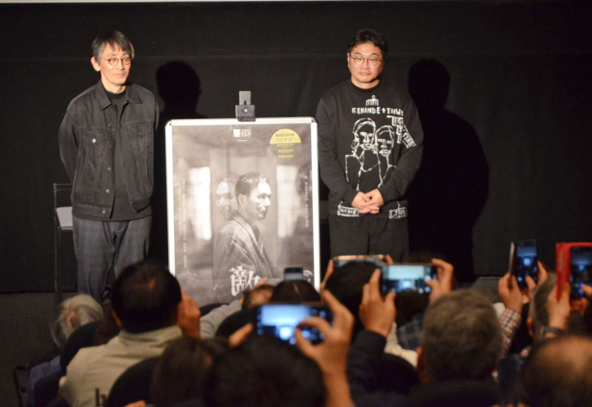 フォトセッションに臨む吉田大八監督（左）と俳優・松尾諭さん＝２６日、鹿児島市の鹿児島ミッテ１０
