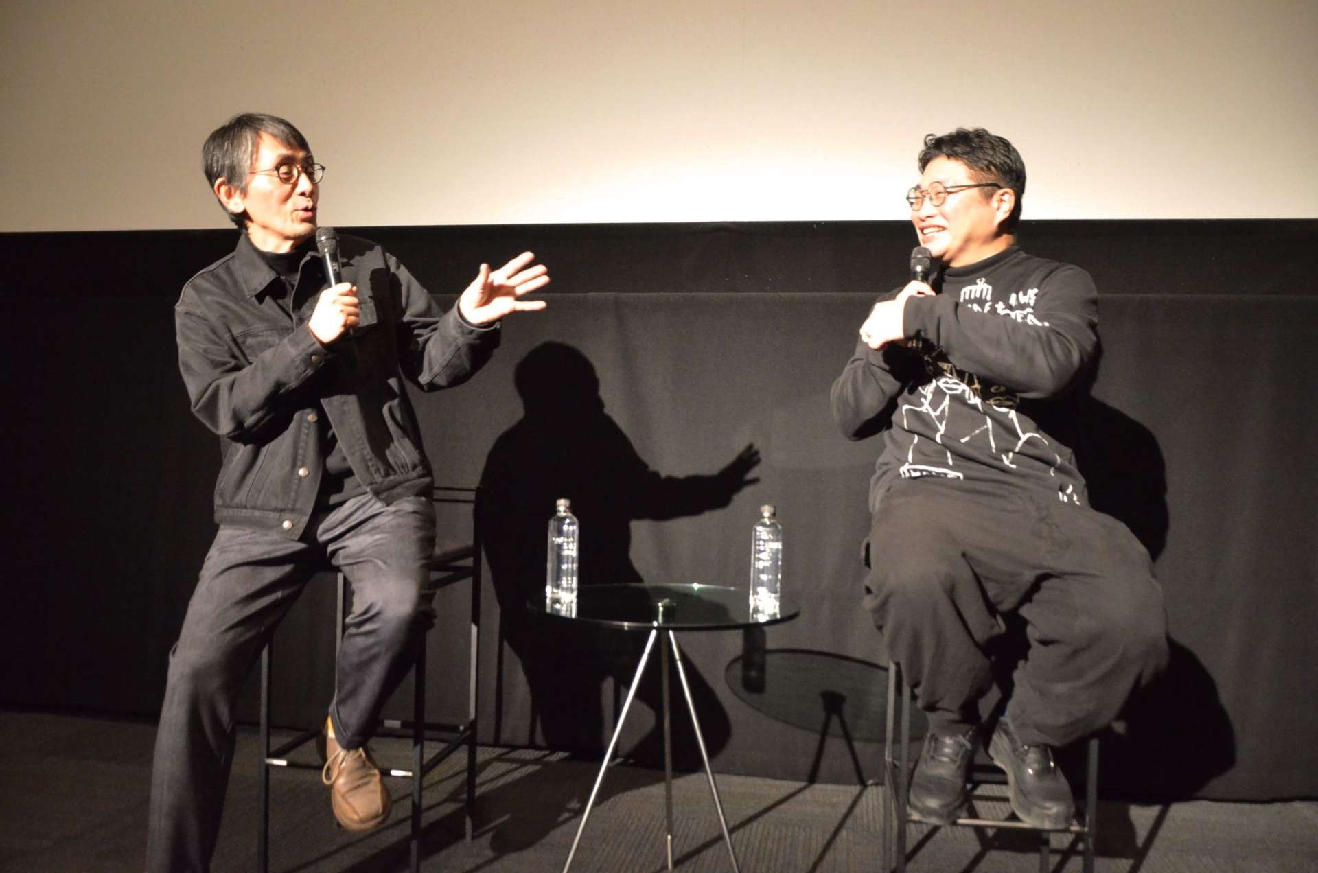 映画「敵」について語る吉田大八監督（左）と出演した松尾諭さん＝２６日、鹿児島市の鹿児島ミッテ１０