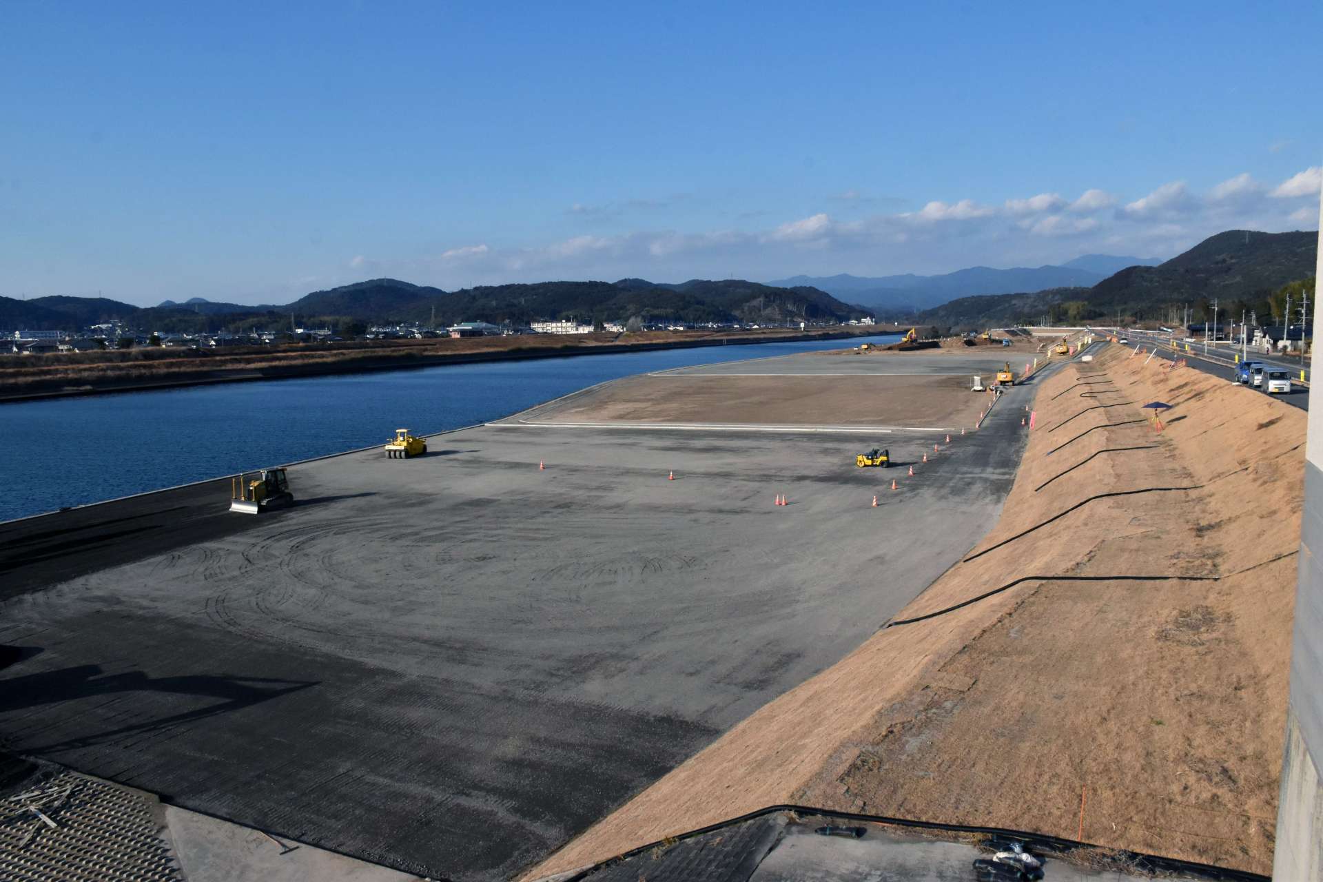 旧堤防が撤去され、広大な敷地が生まれた川内川河川敷＝２０２５年１月１７日、薩摩川内市天辰町