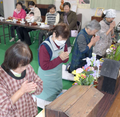 観音像にお参りし、お茶や食事を楽しむ女性ら＝指宿市十二町