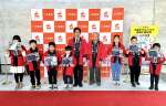 モデルハウス披露会に参加した小学生ら＝２５日、鹿児島市広木３丁目