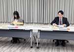 出願書類を確認する鹿児島大の職員＝２７日、鹿児島市郡元１丁目