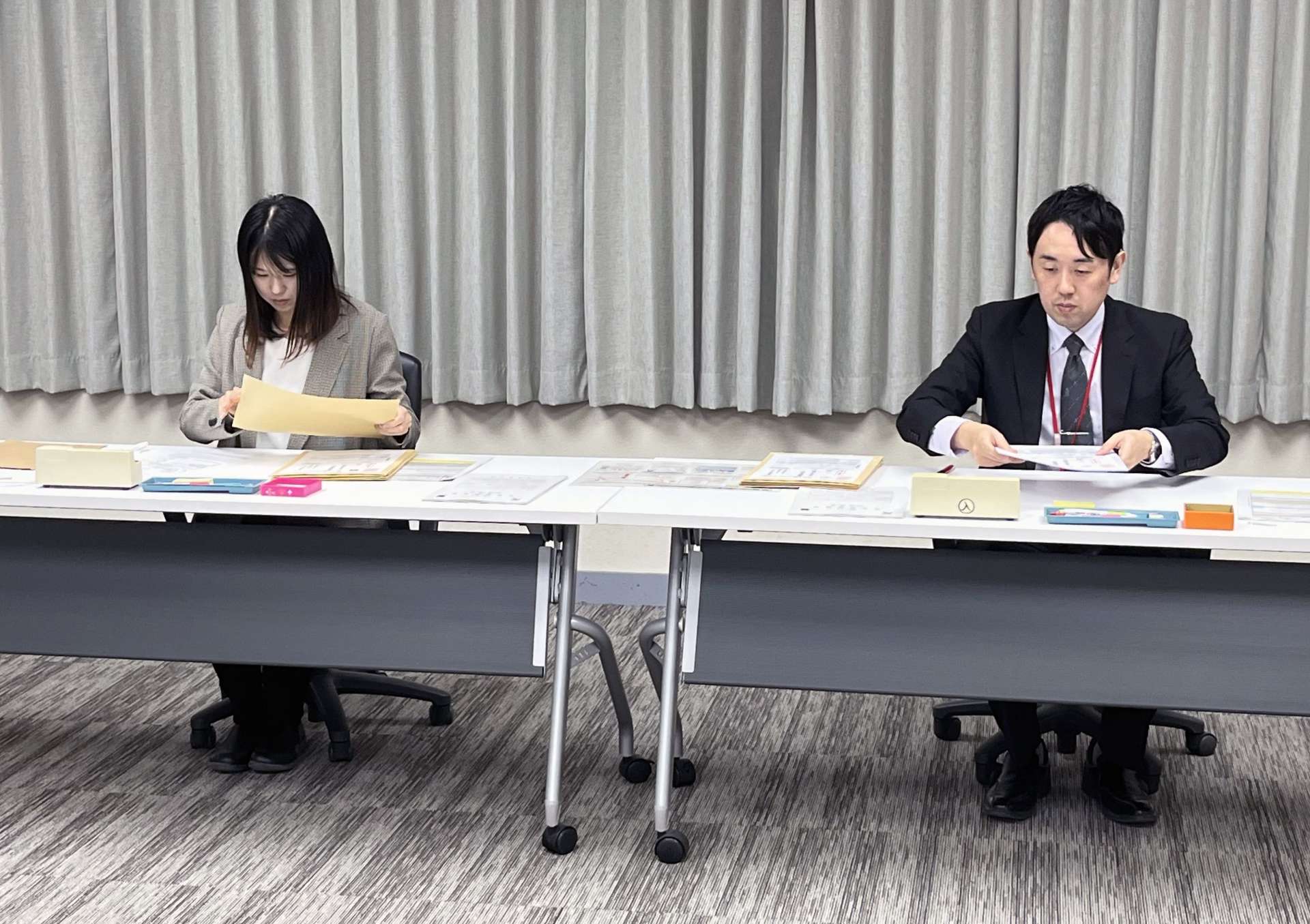 出願書類を確認する鹿児島大の職員＝２７日、鹿児島市郡元１丁目
