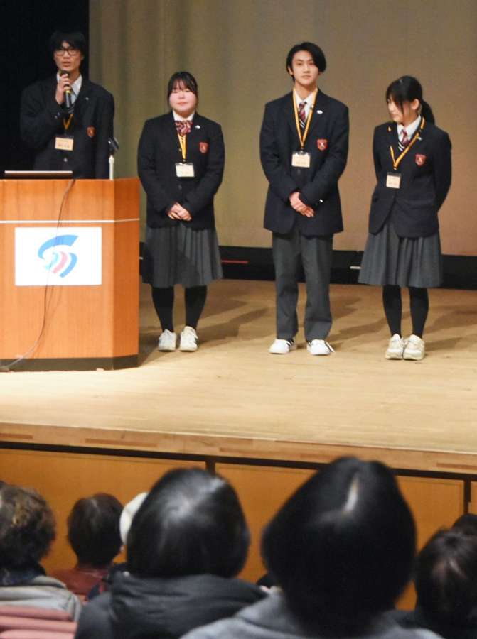 尊厳あるケアの大切さを訴える加世田常潤高校生＝南さつま市のいにしへホール