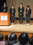 尊厳あるケアの大切さを訴える加世田常潤高校生＝南さつま市のいにしへホール