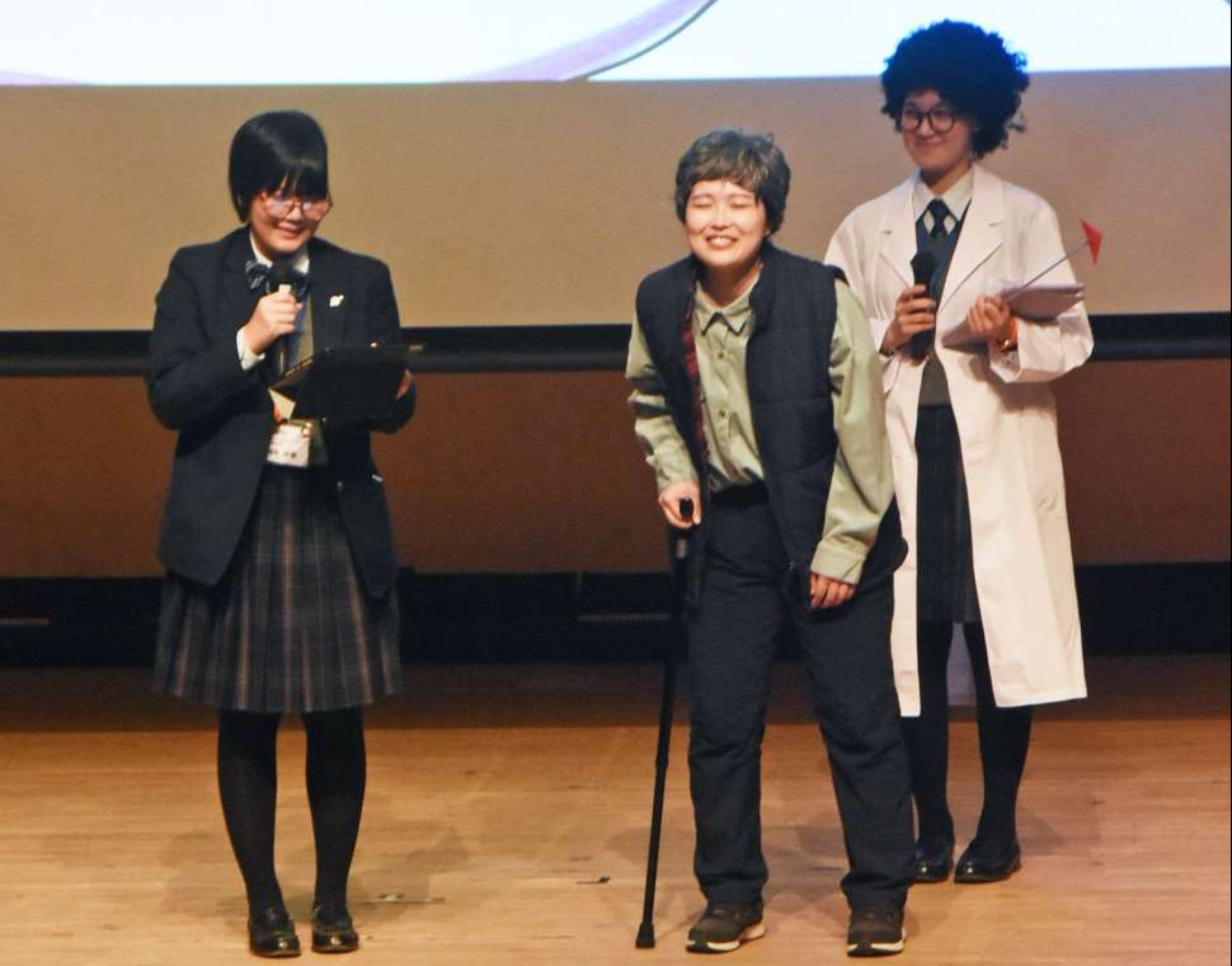 劇で認知症啓発する鳳凰高生＝南さつま市のいにしへホール