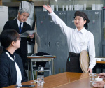 落ち着いて接客する岡崎澪菜さん（中央）＝中種子町の中種子特別支援学校