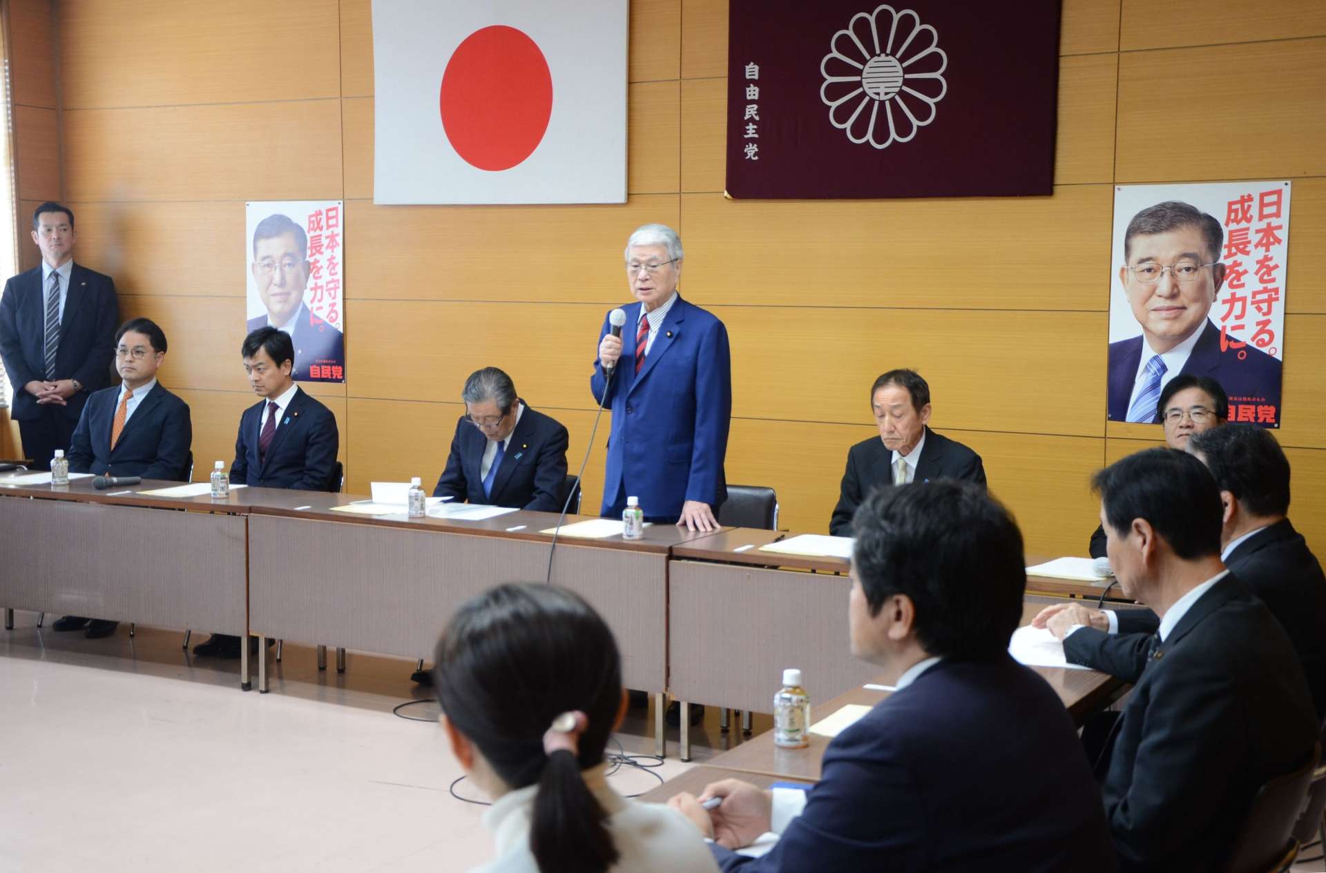 合同会議冒頭であいさつする選考委員長の野村哲郎参院議員＝１８日、鹿児島市真砂町の自民党県連