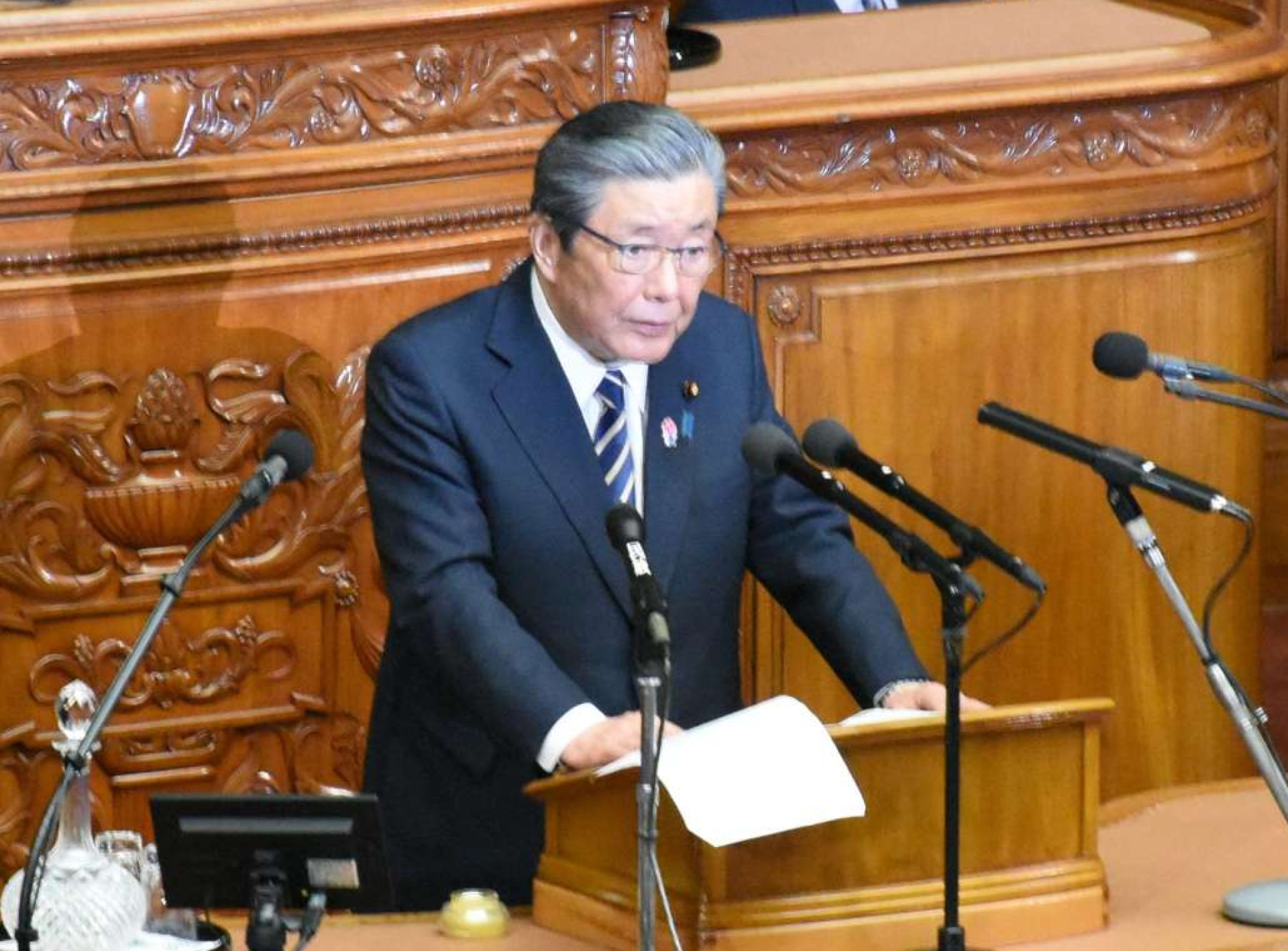 代表質問する森山裕幹事長＝２７日、国会