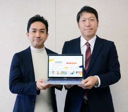 「ジョブアンテナ鹿児島」を運営するインタラクティブの臼井隆秀社長（右）とｍｕｓｕｈｉの野崎恭平代表取締役＝２７日、南日本新聞社