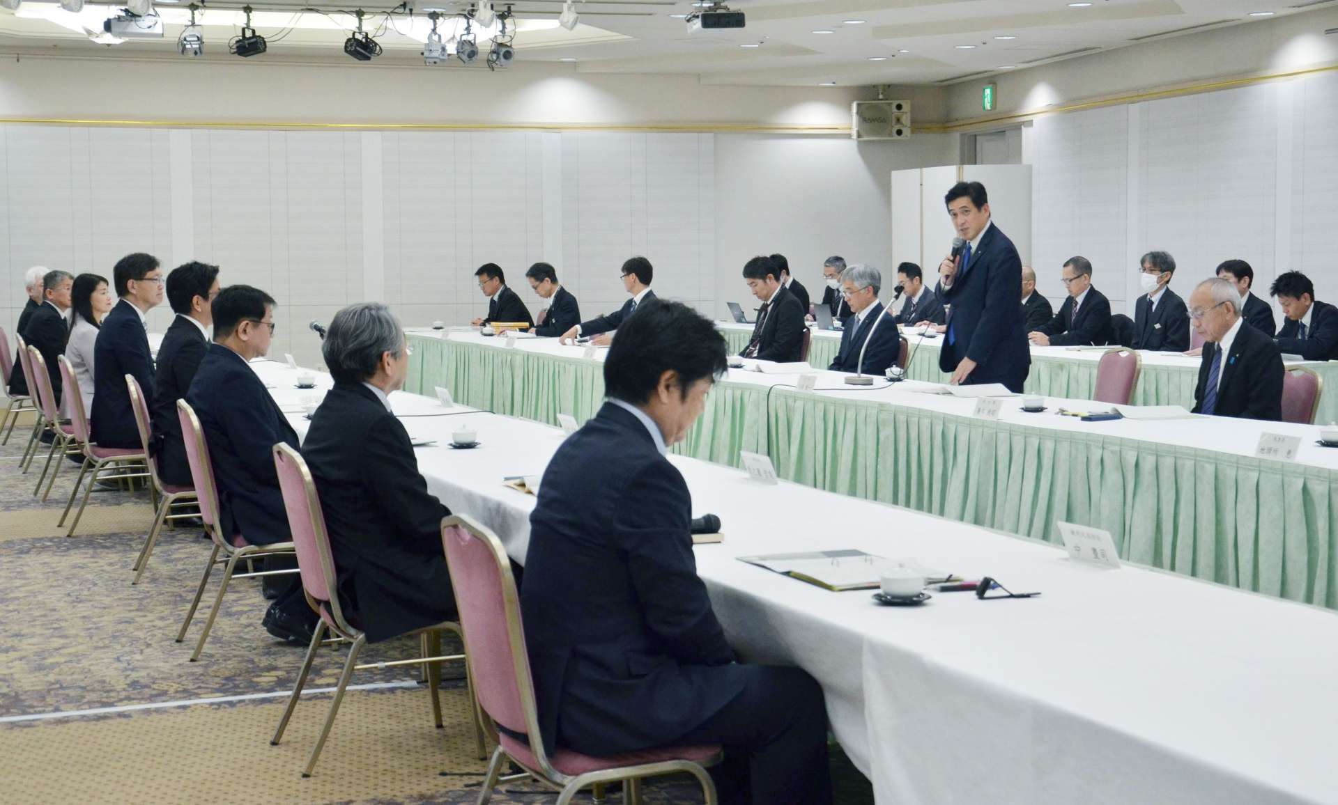 意見交換会の冒頭、あいさつする塩田康一鹿児島県知事＝２７日、鹿児島サンロイヤルホテル