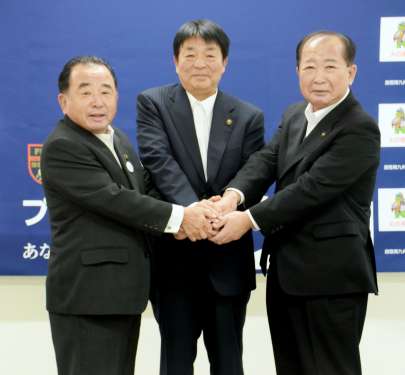 消防の連携強化を図る南さつま、指宿、南九州の３市長＝２７日、南九州市の南九州消防署